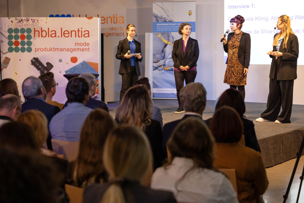 Vier Sprecherinnen führen ein Bühnen-Interview vor Publikum an der HBLA Lentia.